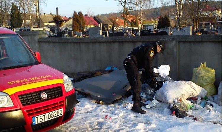 Podrzucone śmieci przy cmentarzu przy ul. Zgodnej images